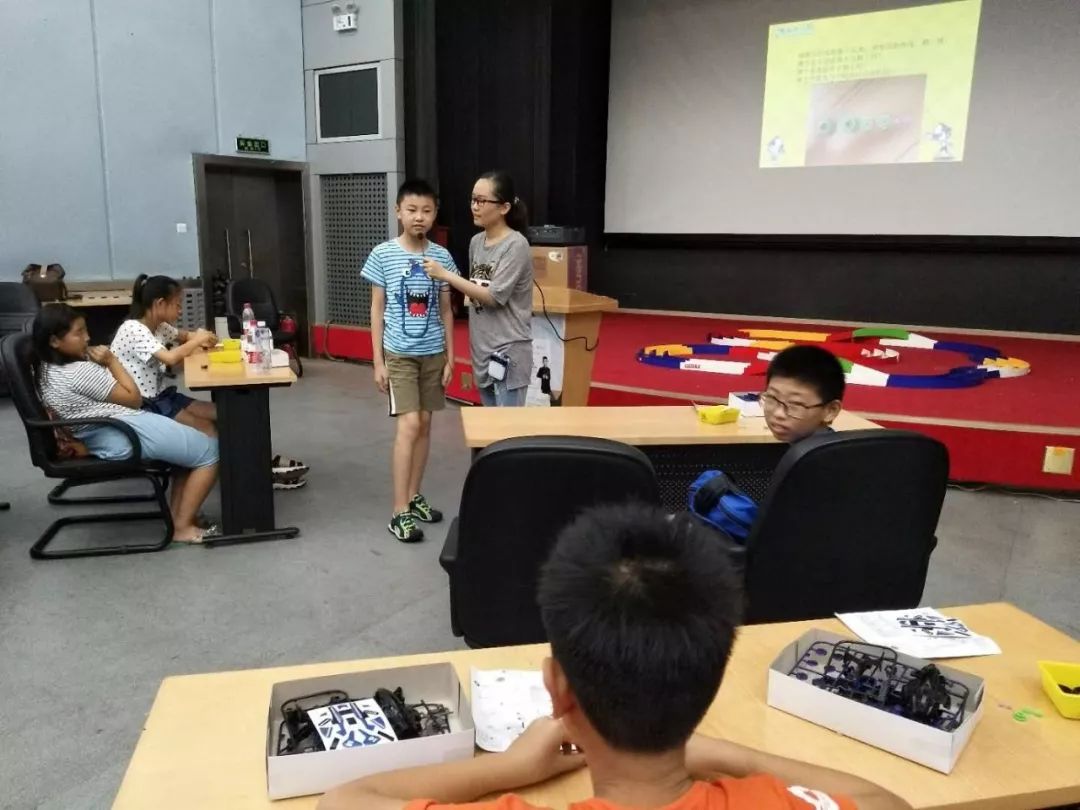 光油 四驱车_石景山青少年科普夏令营 四驱车模型搭建 夏令营活动体验
